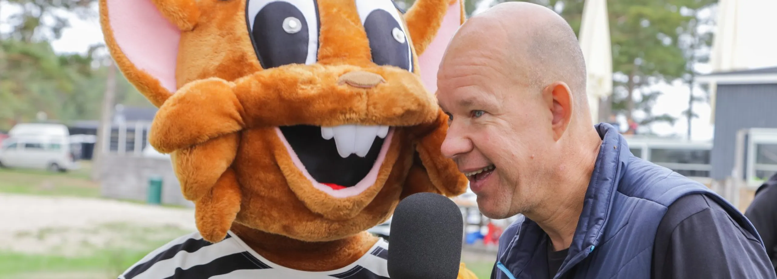 Kommentatorn Kai Kunnas med Peppi Pirat-maskoten